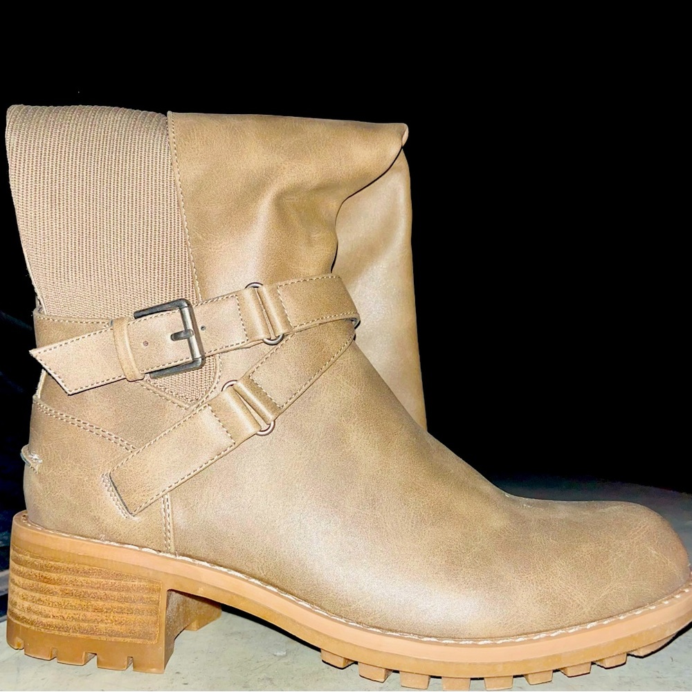 Buckle brand boots size 10